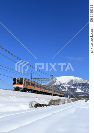 伊吹山和東海道線311系列普通列車 86136051