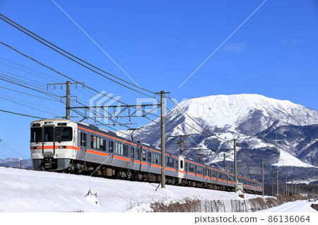 伊吹山和東海道線313系列普通列車 86136064