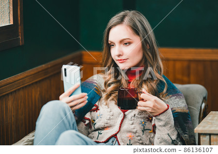 看智能手機的俄羅斯女人_winter 86136107
