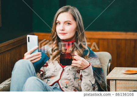 看智能手機的俄羅斯女人_winter 86136108
