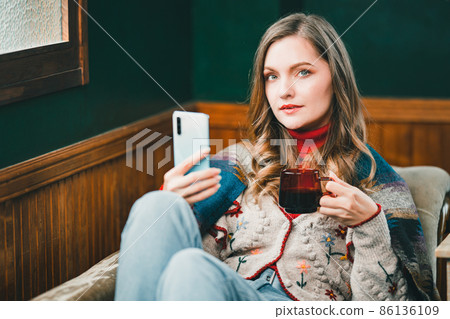 看智能手機的俄羅斯女人_winter 86136109