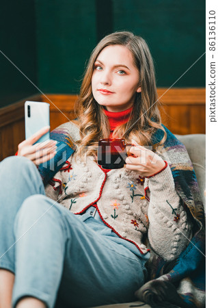 看智能手機的俄羅斯女人_winter 86136110