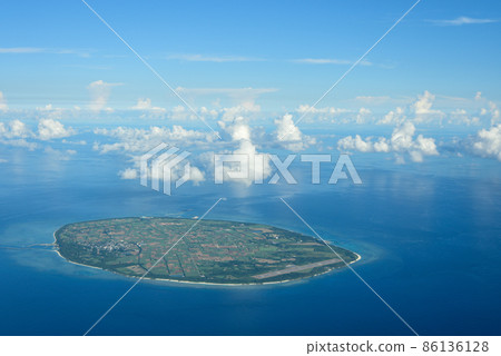Beautiful scenery of Tarama Island seen from the sky 86136128