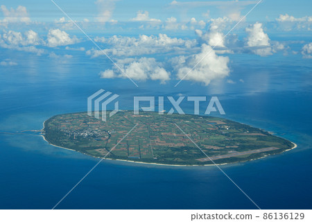 Beautiful scenery of Tarama Island seen from the sky 86136129