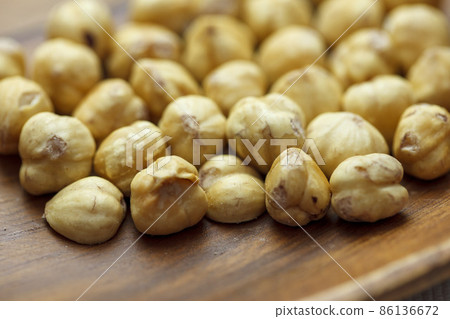 木板上有很多榛子 86136672