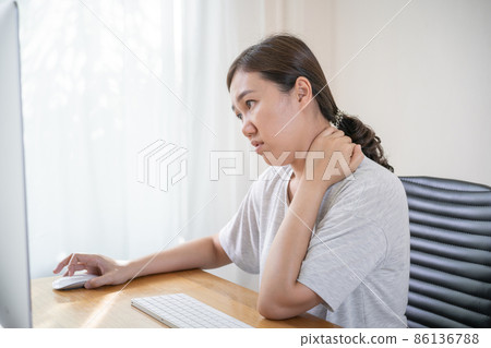 Woman has an office syndrome. Woman has an office syndrome. 86136788