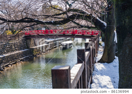 The land of the narrow path behind the snow <Ogaki City, Gifu Prefecture> 86136994