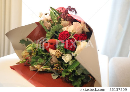 Fashionable interior terrier to decorate a vase with a purple bouquet A fashionable interior terrier to decorate a vase with a purple bouquet Fashionable interior terrier to decorate a vase with a purple bouquet A fashionable interior terrier to decorate a vase with a purple bouquet 86137209