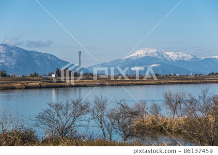 《岐阜縣》長良川的伊吹山 《岐阜縣》長良川的伊吹山 86137459