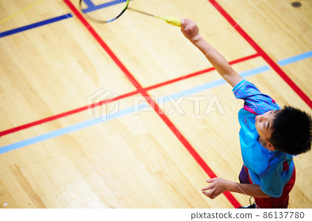 小學男孩打羽毛球比賽 86137780