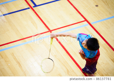Elementary school boys playing badminton games 86137781