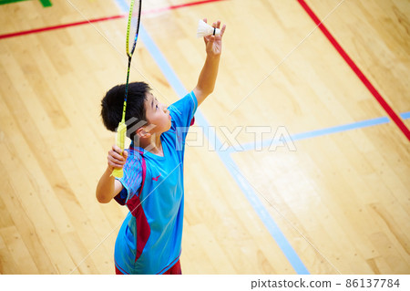 小學男孩打羽毛球比賽 86137784