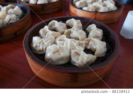 中國小鎮一家商店的手工蒸餃 86138411