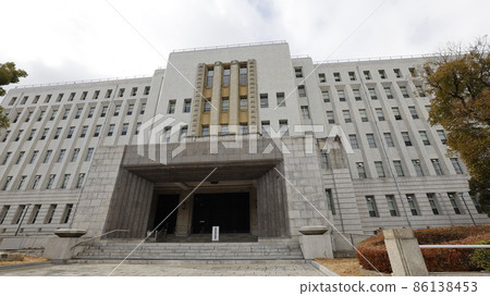 The front entrance is closed due to the appearance of the Osaka Prefectural Government Office taken with a wide-angle lens and the spread of infection with the new corona. 86138453