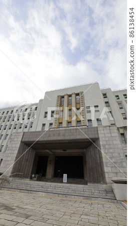 The front entrance is closed due to the appearance of the Osaka Prefectural Government Office taken with a wide-angle lens and the spread of infection with the new corona. 86138454