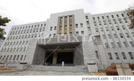 由於用廣角鏡頭拍攝的大阪府廳的外觀以及新冠病毒感染的蔓延,正門已關閉。 由於用廣角鏡頭拍攝的大阪府廳的外觀以及新冠病毒感染的蔓延,正門已關閉。 86138534