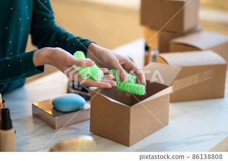 Close up picture of females hands holding curlers Close up picture of females hands holding curlers 86138808