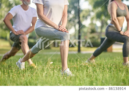 Group of people having a workout and doing lunges together 86138914