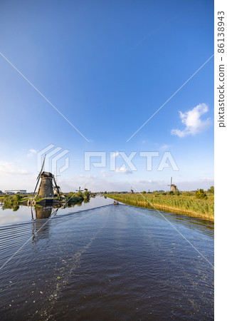 Vertical picture of one of the famous Dutch windmills at Kinderdijk, a UNESCO world heritage site Vertical picture of one of the famous Dutch windmills at Kinderdijk, a UNESCO world heritage site 86138943