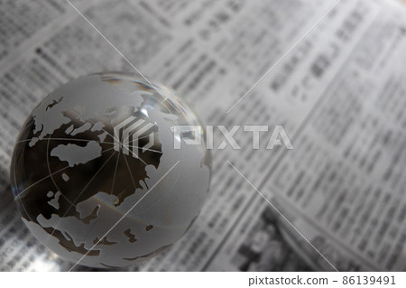 玻璃球和報紙 全球新聞和時事形象 玻璃球和報紙 全球新聞和時事形象 86139491