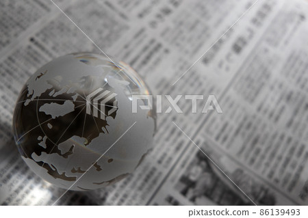玻璃球和報紙 全球新聞和時事形象 玻璃球和報紙 全球新聞和時事形象 86139493