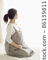 孕婦坐在窗邊 86139811