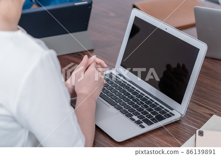 商業場景女性在手 商業場景女性在手 86139891