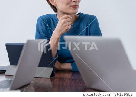 商業場景女性在手 商業場景女性在手 86139892
