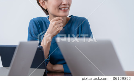商業場景女性在手 商業場景女性在手 86139893