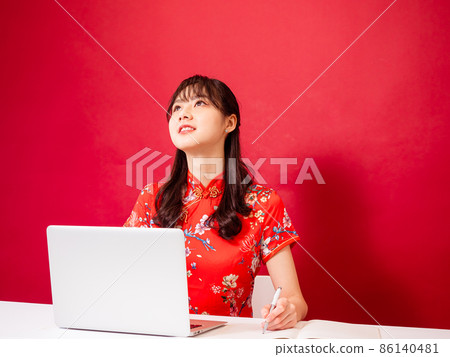 The first-ranked author, a traditional flag, a female cheongsam, used under a red background. The first-ranked author, a traditional flag, a female cheongsam, used under a red background. 86140481