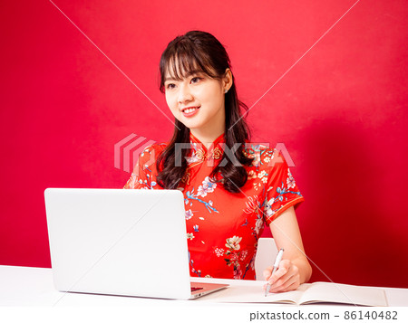 The first-ranked author, a traditional flag, a female cheongsam, used under a red background. The first-ranked author, a traditional flag, a female cheongsam, used under a red background. 86140482