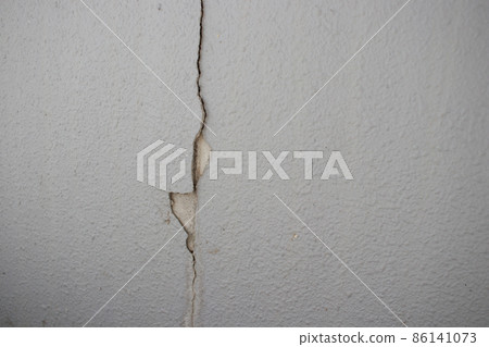 Cracks on the wall of the condominium in the middle Cracks on the wall of the condominium in the middle 86141073