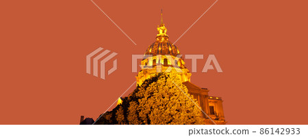 Les Invalides (The National Residence of the Invalids) at night. Paris, France Les Invalides (The National Residence of the Invalids) at night. Paris, France 86142933