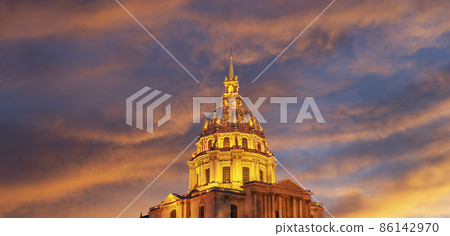 Les Invalides (The National Residence of the Invalids) at night. Paris, France Les Invalides (The National Residence of the Invalids) at night. Paris, France 86142970