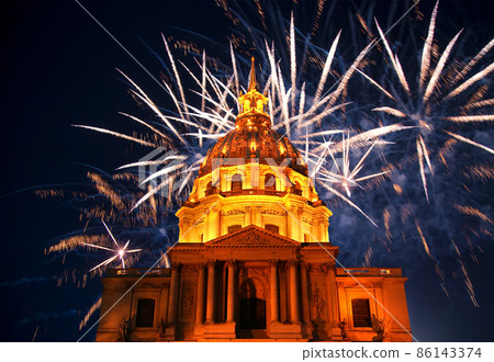 Celebratory colorful fireworks over the Les Invalides (The National Residence of the Invalids) at night. Paris, France 86143374