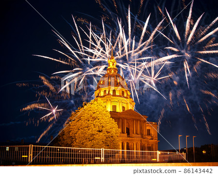Celebratory colorful fireworks over the Les Invalides (The National Residence of the Invalids) at night. Paris, France 86143442