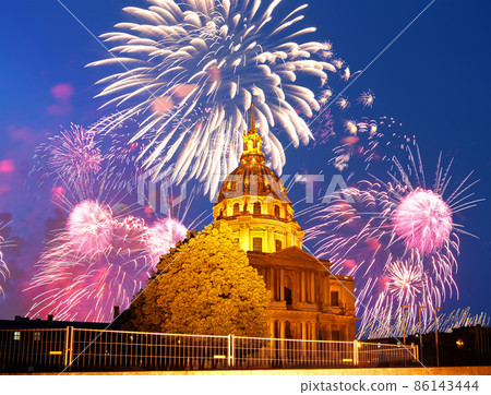 Celebratory colorful fireworks over the Les Invalides (The National Residence of the Invalids) at night. Paris, France 86143444