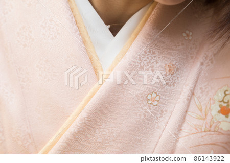 The collar of a woman in a kimono 86143922