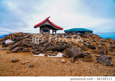Mt. Kumano of Zao Zaoyama Shrine and evacuation hut (Yamagata City, Yamagata Prefecture) 86146511