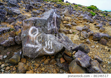 Zao:岩石上的白色字母表示山路 Zao:岩石上的白色字母表示山路 86146517