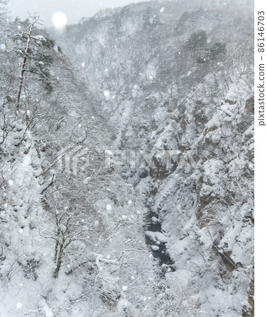 Naruko Gorge in a snowstorm, Osaki City, Miyagi Prefecture 86146703