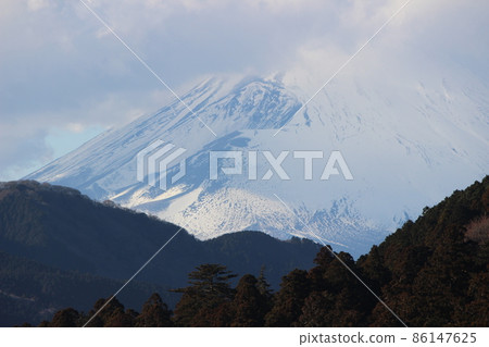 A refreshing blue Mt. Fuji with a slight cloud 86147625