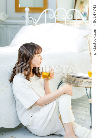 年輕女子在臥室裡喝茶 年輕女子在臥室裡喝茶 86147742