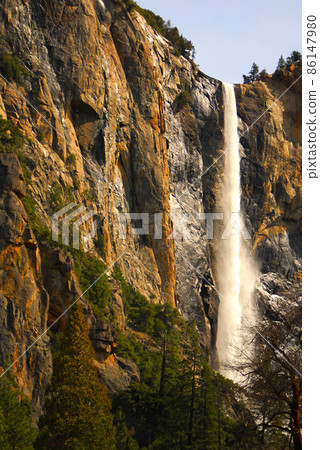 Yosemite Waterfall 5 86147980