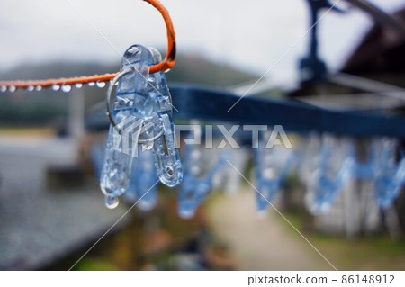 Dampness and clothespins 86148912