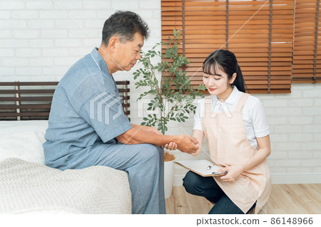 Female staff measuring the pulse of elderly men 86148966