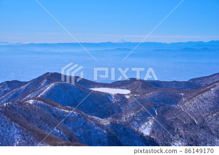 View the southwest side (Mt. Komagatake, Mt. Choshichiro, Konuma, Mt. Fuji, etc.) from the spectacular spot on the summit of Mt. Akagi, Gunma Prefecture in winter 86149170
