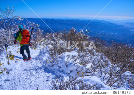 冬季登山者站在群馬縣赤城山頂景區 冬季登山者站在群馬縣赤城山頂景區 86149173