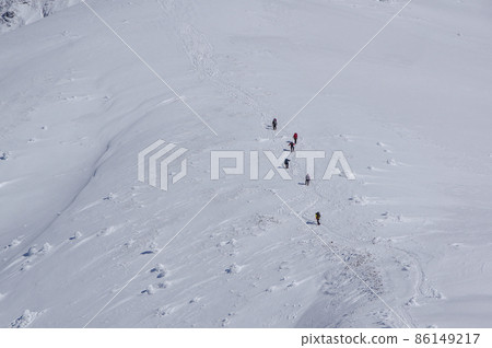Climbers climbing steep slopes Climbers climbing steep slopes 86149217