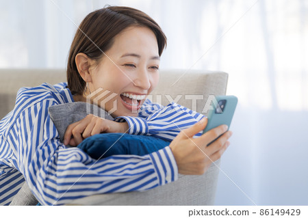 30 多歲的沙發放鬆女性 30 多歲的沙發放鬆女性 86149429